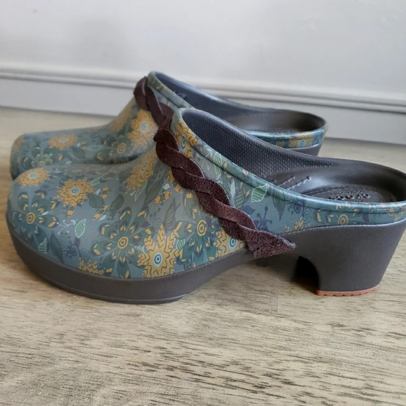 Crocs Clogs Womens Sarah Size 9W Blue Floral Dual Comfort Chunky Heel - Picture 4 of 9